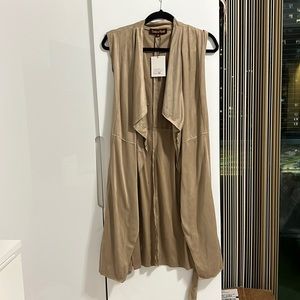 Tan sleeveless coat with waist tie